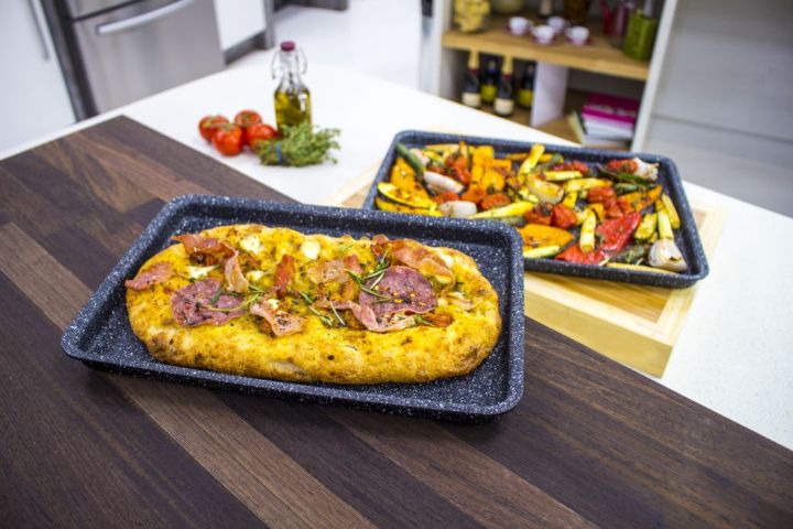 Eaziglide NS2 31cm Baking Tray Lifestyle 3_01.jpg Eaziglide_NS2_31cm_Baking_Tray_Lifestyle_3_01.jpg