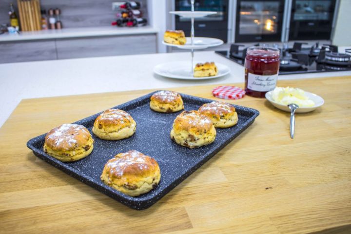 Eaziglide NS2 37cm Baking Tray Lifestyle 5_01.jpg Eaziglide_NS2_37cm_Baking_Tray_Lifestyle_5_01.jpg