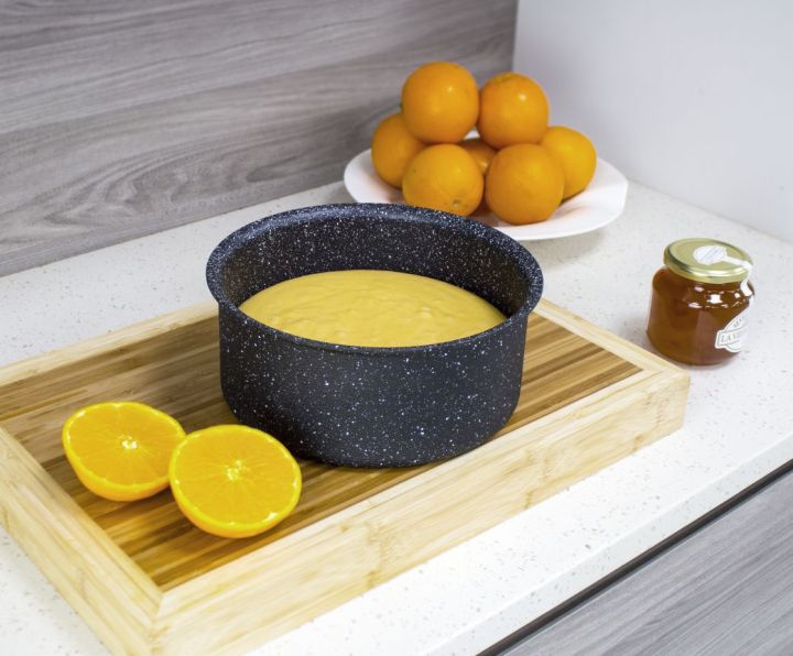 Eaziglide NS2 20cm Cake Tin Lifestyle 1_01.jpg Eaziglide_NS2_20cm_Cake_Tin_Lifestyle_1_01.jpg