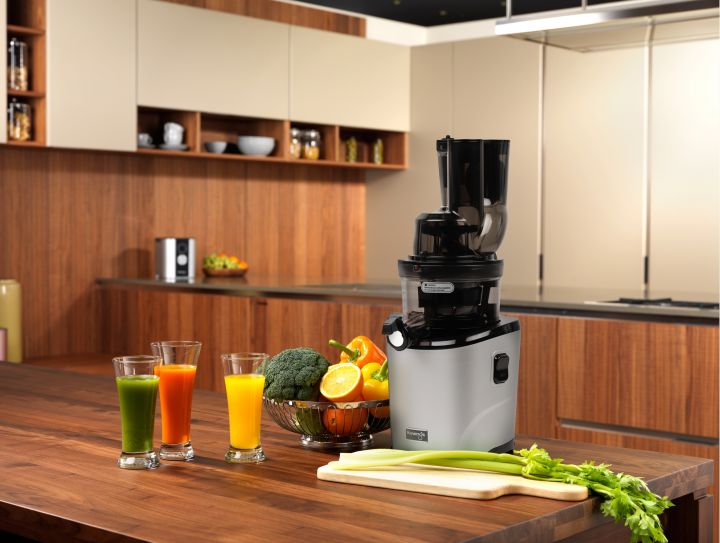 Kuvings Whole Slow Juicer REVO830 stříbrná matná Exclusive 1666348136-revo830-stribrny-lf7.jpg